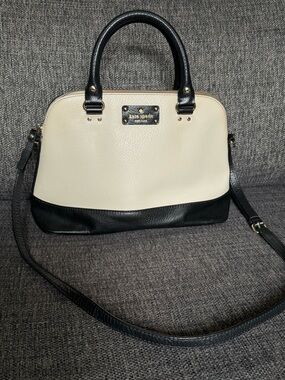 Kate Spade Cream and Black Leather Dome Satchel with Detachable Strap♠️🖤